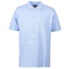 En lyseblå kortærmet polo-shirt med krave og tre knapper foran. Den vises på en hvid baggrund. Et mærke med "ID" ses indeni kraven.