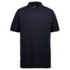 Sort polo-shirt hænger i et neutralt rum. Tekst: “ID” på den indvendige mærkat ved kraven.
