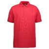 En rød poloshirt med korte ærmer og tre knapper ved halsudskæringen. Skjorten hænger foran en hvid baggrund. Tekst på indvendig etiket: "ID".