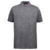 Grå poloshirt med korte ærmer og tre knapper i fronten. Den hænger mod en neutral hvid baggrund. En prøvemodel, ser ny og ubrugte. Tekst: "ID".