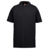 En sort poloshirt med korte ærmer og en krave vises mod en hvid baggrund. Skjorten har tre knapper og et rødt mærke med teksten "ID" nær kraven.