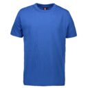 Blå T-shirt med korte ærmer og rund hals hænger på en bøjle mod en hvid baggrund. Indvendigt mærke viser "ID" i rødt.