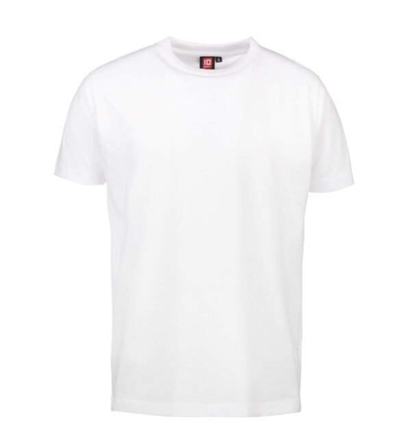PRO wear T-shirt hvid En hvid T-shirt hænger statisk mod en hvid baggrund. T-shirten har en sort mærkat med "ID" på indersiden af kraven.