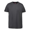 Mørkegrå T-shirt vises på en hvid baggrund. T-shirten er kortærmet med rund hals, og der er en rød etiket indeni, hvor der står "ID".