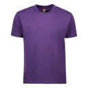 En lilla T-shirt med rund hals og korte ærmer. Der er et ID mærke med teksten "ID Pro Wear" ved kraven. Baggrunden er hvid.