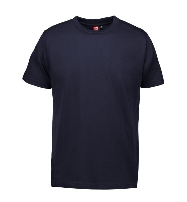 PRO wear T-shirt navy En sort T-shirt hænger stille mod en hvid baggrund, med et rødt mærke på indersiden af kraven, hvorpå der står "ID" og "L."