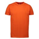 En enkel, orange t-shirt hænger statisk. Den har korte ærmer og rund halsudskæring uden yderligere udsmykning. Omkringliggende kontekst er et neutralt, hvidt baggrundsmiljø.