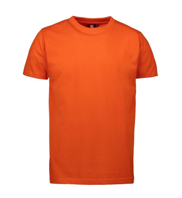 PRO wear T-shirt orange En enkel, orange t-shirt hænger statisk. Den har korte ærmer og rund halsudskæring uden yderligere udsmykning. Omkringliggende kontekst er et neutralt, hvidt baggrundsmiljø.