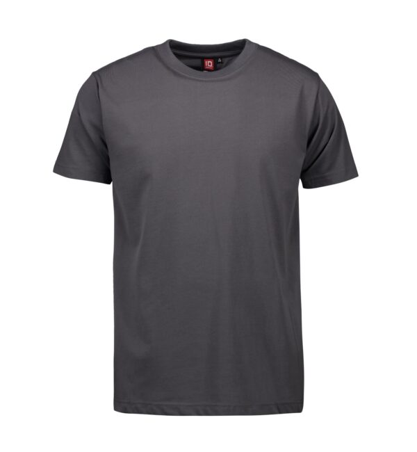 PRO wear T-shirt silver grey Grå T-shirt med korte ærmer hænger på en usynlig bøjle. På indersiden af kraven er en etiket med teksten "ID". Baggrunden er simpel og neutral.