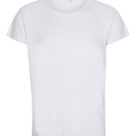 Hvid T-shirt hænger uden synligt motiv eller design. Den er uden ærmer og placeret mod en neutral baggrund. Ingen tekst er til stede.