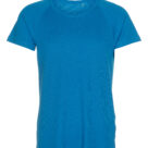 Blå t-shirt med kort ærmer set forfra mod en hvid baggrund. T-shirten viser ingen tekst eller mønster, og ser simpelt og afslappet ud.