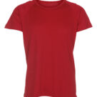 Rød t-shirt hænger ubevogtet mod en ensfarvet hvid baggrund, viser enkle korte ærmer og rund halskrave. Ingen tekst er til stede.