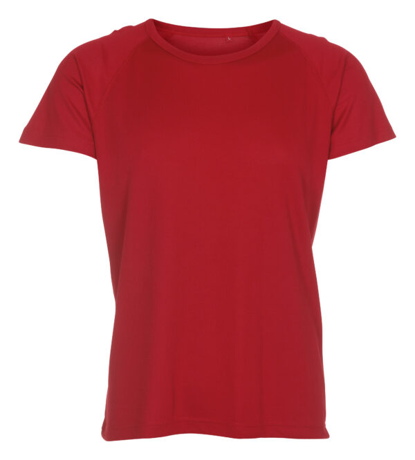 Uni Sport 4 Rød t-shirt hænger ubevogtet mod en ensfarvet hvid baggrund, viser enkle korte ærmer og rund halskrave. Ingen tekst er til stede.