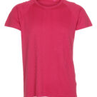 Rød T-shirt hængende, ubærligt, med korte ærmer og rund hals, på en hvid baggrund. Størrelsesmærket 'L' er synligt indvendigt ved halsen.