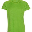 Grøn t-shirt hænger tom uden bevægelse, placeret mod en ensfarvet hvid baggrund. Ingen tekst er til stede.