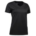 Sort t-shirt med v-hals er placeret mod en hvid baggrund. Inde i kraven står teksten "XES", "ARGE" og "47".