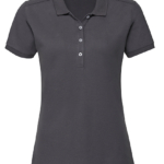 En mørkegrå poloshirt med korte ærmer og en klassisk krave, har tre knapper på stolpelukningen foran. Baggrund er lys og ensfarvet.