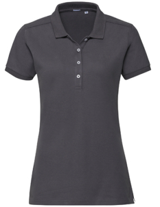 En mørkegrå poloshirt med korte ærmer og en klassisk krave, har tre knapper på stolpelukningen foran. Baggrund er lys og ensfarvet.