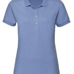 Lyseblå polo-shirt med korte ærmer og tre knapper ved halsudskæringen, placeret mod en neutral hvid baggrund.