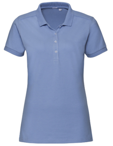 Lyseblå polo-shirt med korte ærmer og tre knapper ved halsudskæringen, placeret mod en neutral hvid baggrund.