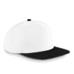 En hvid baseballcap med en sort skygge ligger på en hvid baggrund. Cap'en har en sort knap på toppen og ventilationshuller.
