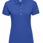 Blå polo-shirt med korte ærmer og krave, der har tre knapper. Skjorten hænger på en usynlig bøjle. I nakken er der et mærke med teksten "Russell".