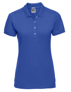 Blå polo-shirt med korte ærmer og krave, der har tre knapper. Skjorten hænger på en usynlig bøjle. I nakken er der et mærke med teksten "Russell".