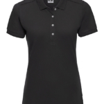 Sort kortærmet poloshirt med tre knapper foran. Shirt hænger på en usynlig bøjle. Miljøet er en neutral hvid baggrund. Tekst på mærkat: “R RUSSELL”.