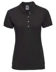 Sort kortærmet poloshirt med tre knapper foran. Shirt hænger på en usynlig bøjle. Miljøet er en neutral hvid baggrund. Tekst på mærkat: “R RUSSELL”.