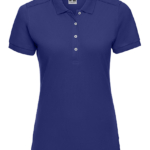 En kortærmet, blå polo-shirt med tre knapper på fronten og mærket "Russell" på indersiden af kraven.