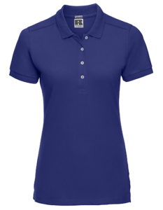 En kortærmet, blå polo-shirt med tre knapper på fronten og mærket "Russell" på indersiden af kraven.