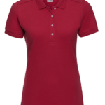 Rød polo-shirt med korte ærmer, knapper ved halsen og en lille krave. I en neutral baggrund vises tøjets etiket "Russell".