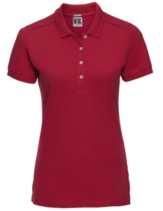 Rød polo-shirt med korte ærmer, knapper ved halsen og en lille krave. I en neutral baggrund vises tøjets etiket "Russell".