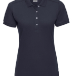 En mørkeblå polo-shirt med korte ærmer og fire hvide knapper. Den bærer et firkantet mærke med bogstavet "R" og teksten "Russell" ved kraven.