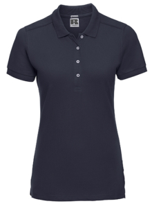 En mørkeblå polo-shirt med korte ærmer og fire hvide knapper. Den bærer et firkantet mærke med bogstavet "R" og teksten "Russell" ved kraven.