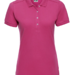 En pink poloshirt med korte ærmer og en knaplukning i midten med fire knapper. Den har en krave og mærket "Russell" ses indeni trøjen.
