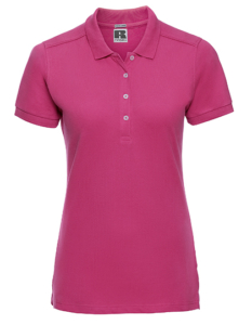 En pink poloshirt med korte ærmer og en knaplukning i midten med fire knapper. Den har en krave og mærket "Russell" ses indeni trøjen.