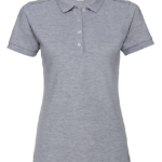 En grå, kortærmet polo-shirt med krave og tre knapper foran. Shirtens mærkeetiket har et 'R' logo. Shirtens baggrund er hvid.
