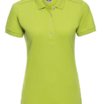 Lysegrønne poloshirt med korte ærmer hænger frit. Skjorten har en krave og en række af fire knapper på fronten. Mærkaten viser teksten: "Russell."