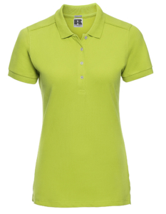 Lysegrønne poloshirt med korte ærmer hænger frit. Skjorten har en krave og en række af fire knapper på fronten. Mærkaten viser teksten: "Russell."