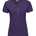 En lilla kortærmet poloshirt med krave og fire knapper på brystet. Den står på en hvid baggrund. På mærket står der "PR Polycotton".
