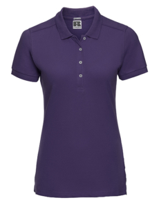 En lilla kortærmet poloshirt med krave og fire knapper på brystet. Den står på en hvid baggrund. På mærket står der "PR Polycotton".