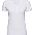 Hvid poloshirt til kvinder med korte ærmer og en krave med tre knapper. Den er vist på en hvid baggrund. Tekst på indersiden af kraven: “Russell” og “N woman”.