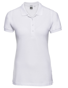 Hvid poloshirt til kvinder med korte ærmer og en krave med tre knapper. Den er vist på en hvid baggrund. Tekst på indersiden af kraven: “Russell” og “N woman”.