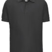 Sort poloshirt med krave og tre knapper foran, hænger symmetrisk på en usynlig bøjle. I etiketten står "R Russell" i en mørkebaggrund. Baggrunden er helt hvid.