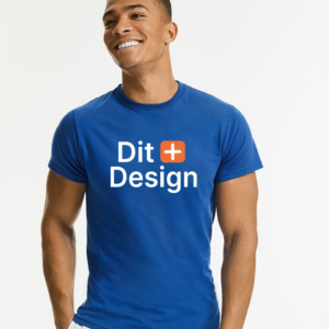 Mand iført en blå T-shirt står og smiler; teksten på T-shirten lyder "Dit + Design" i hvid og orange. Han står imod en hvid baggrund.