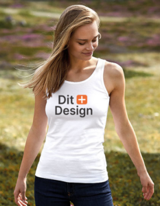 Kvinde i hvid tanktop med teksten "Dit Design," går i en græsset park med blomster i baggrunden. Hun kigger ned til siden og smiler.