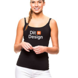 Kvinde iført sort tanktop, står og smiler med flettet hår. Tanktoppen har teksten: "Dit + Design". Hun er omgivet af en hvid baggrund.