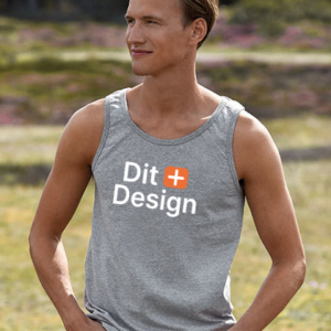 Mand iført grå tanktop med teksten "Dit Design" og et orange plus-tegn, går udendørs i et grønt, naturligt område med slørede træer i baggrunden.