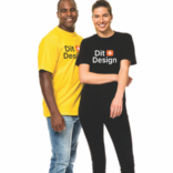 To personer smiler, mens de står sammen. En person bærer en gul T-shirt, den anden en sort T-shirt med tekst: "Jeg ❤️ farveglad." Begge er i afslappet tøj på hvid baggrund.